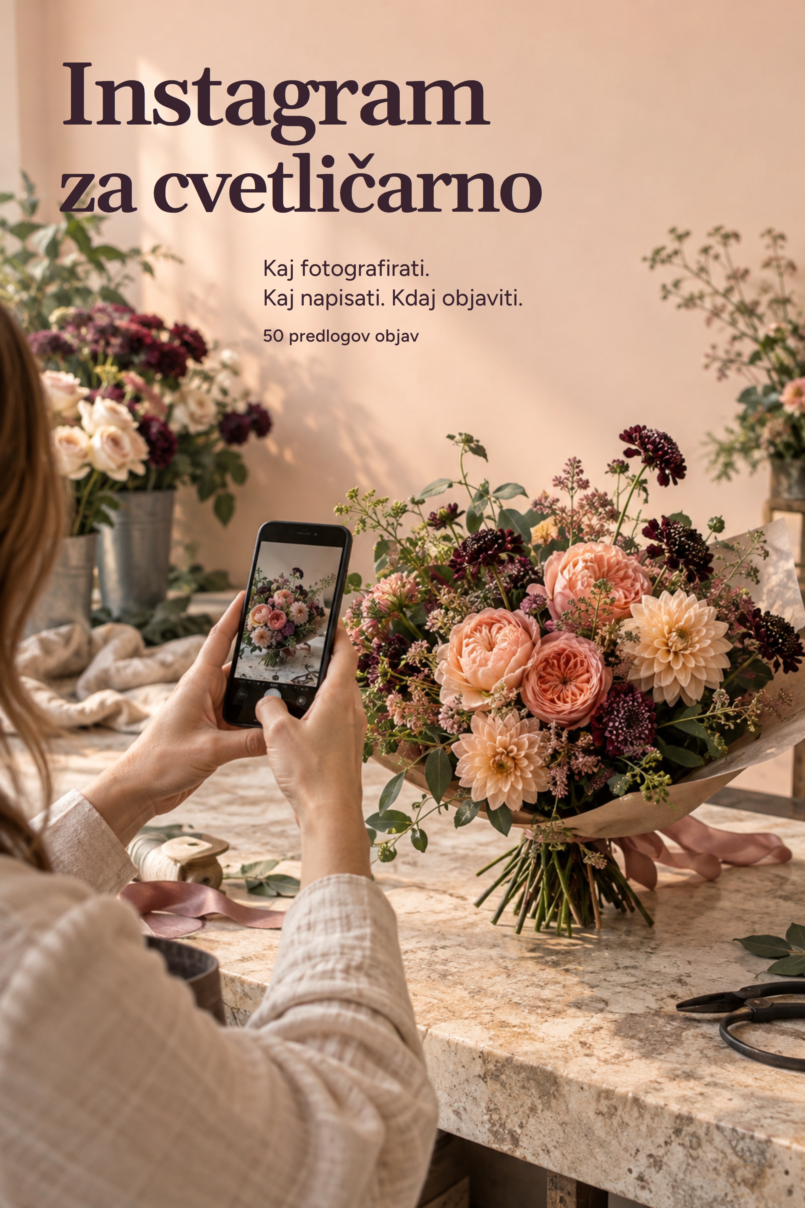 Instagram za cvetličarno: 50 predlogov objav. Cvetličarka fotografira šopek.