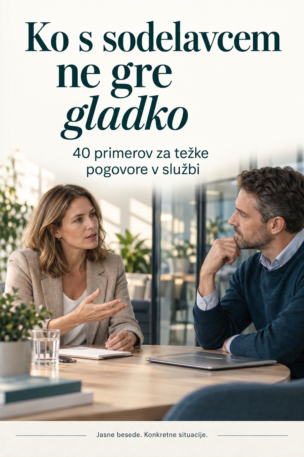 Platnica Ko s sodelavcem ne gre gladko: izmišljen službeni pogovor ženske in moškega za mizo.